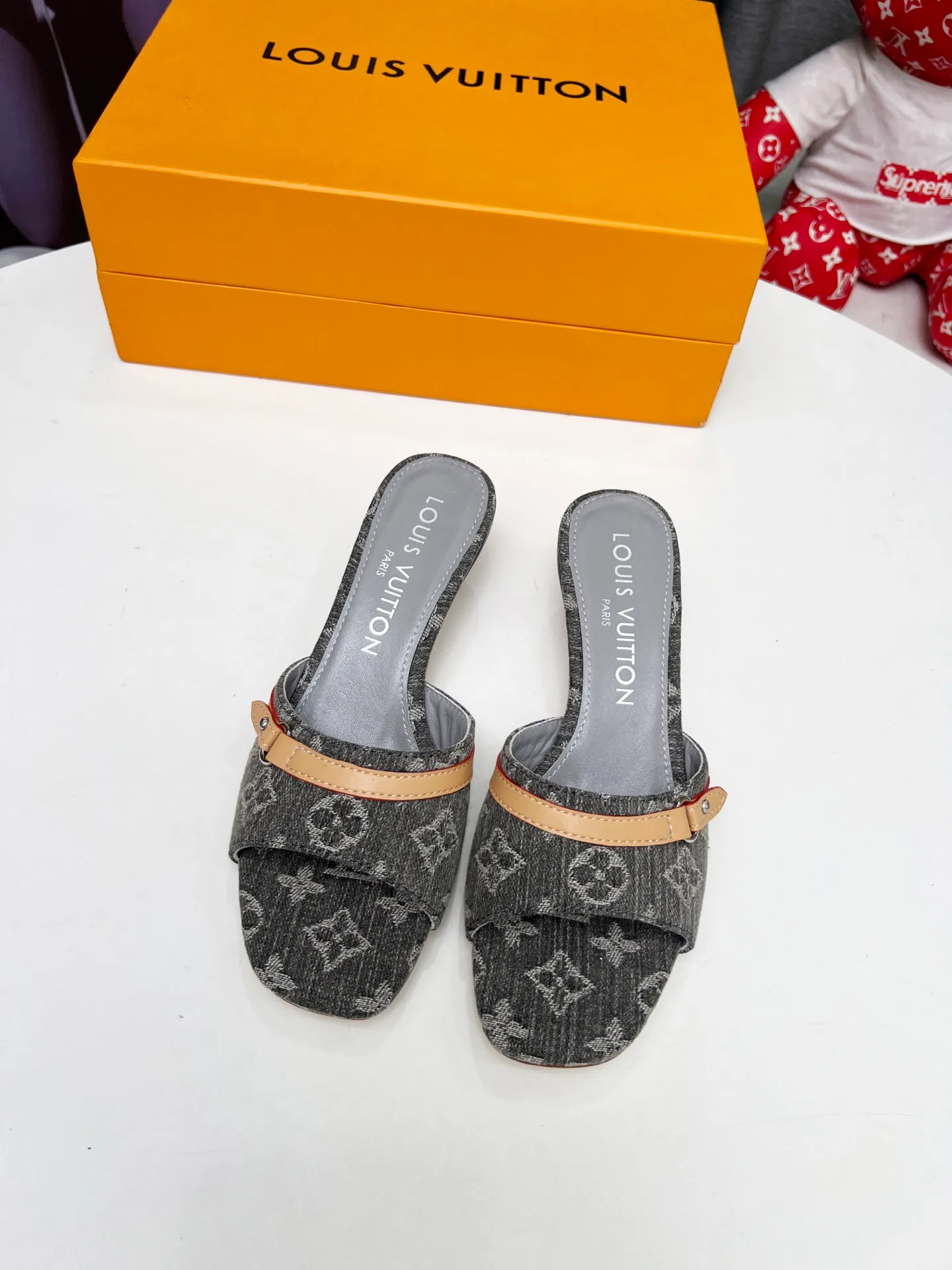 👟👟Ex-factory price 440👟👟 LV new denim kitten heel slippers 2025 summer must-have for goddesses, original replica, super comfortable on the feet. Show off the queen's temperament, the heel height is 5.5CM, which shows your temperament without being tiring. Standard code: 35-42 (41 and 42 codes are customized, non-returnable and non-exchangeable)